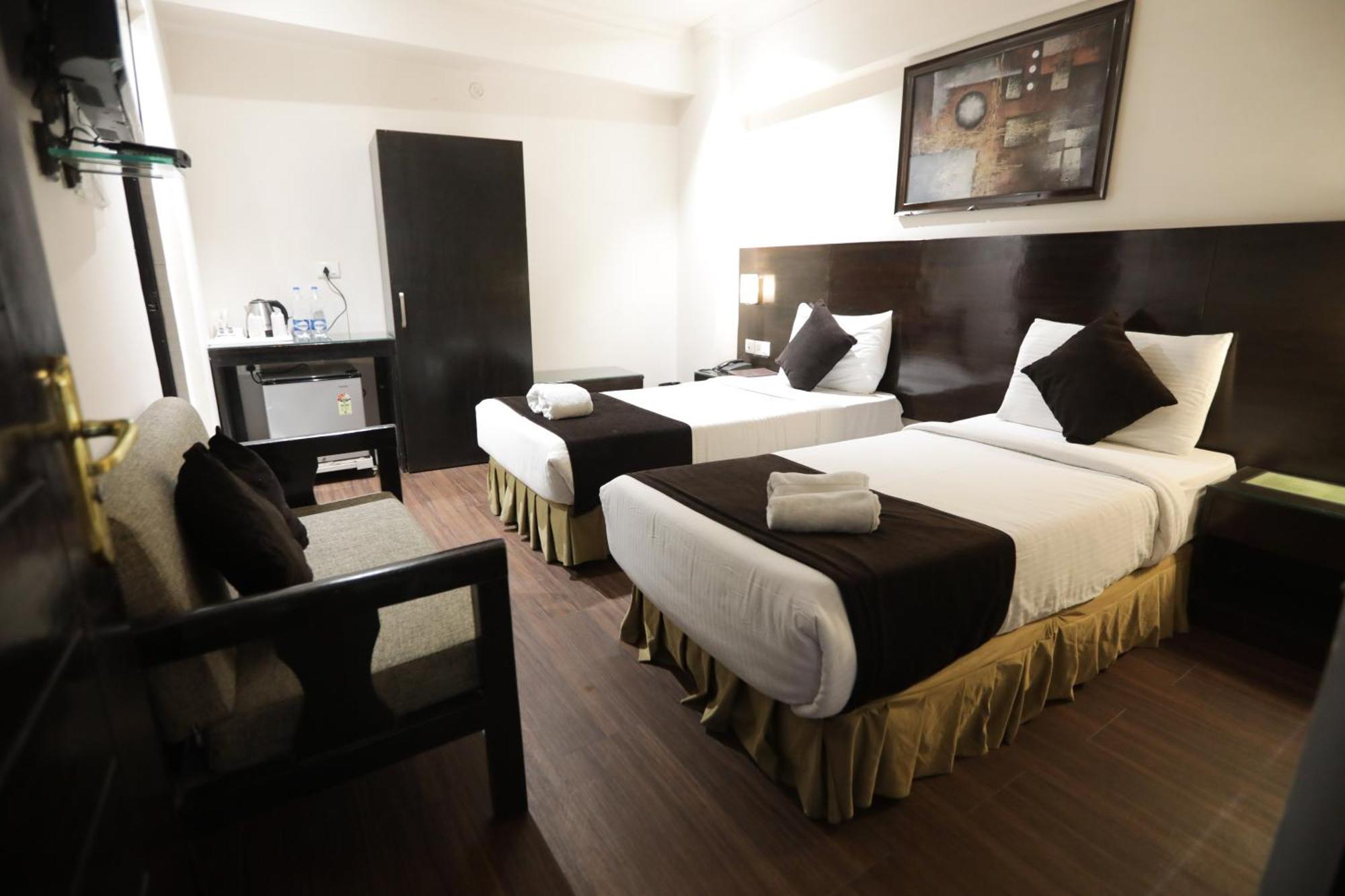 ANR Hotels Lucknow Buitenkant foto
