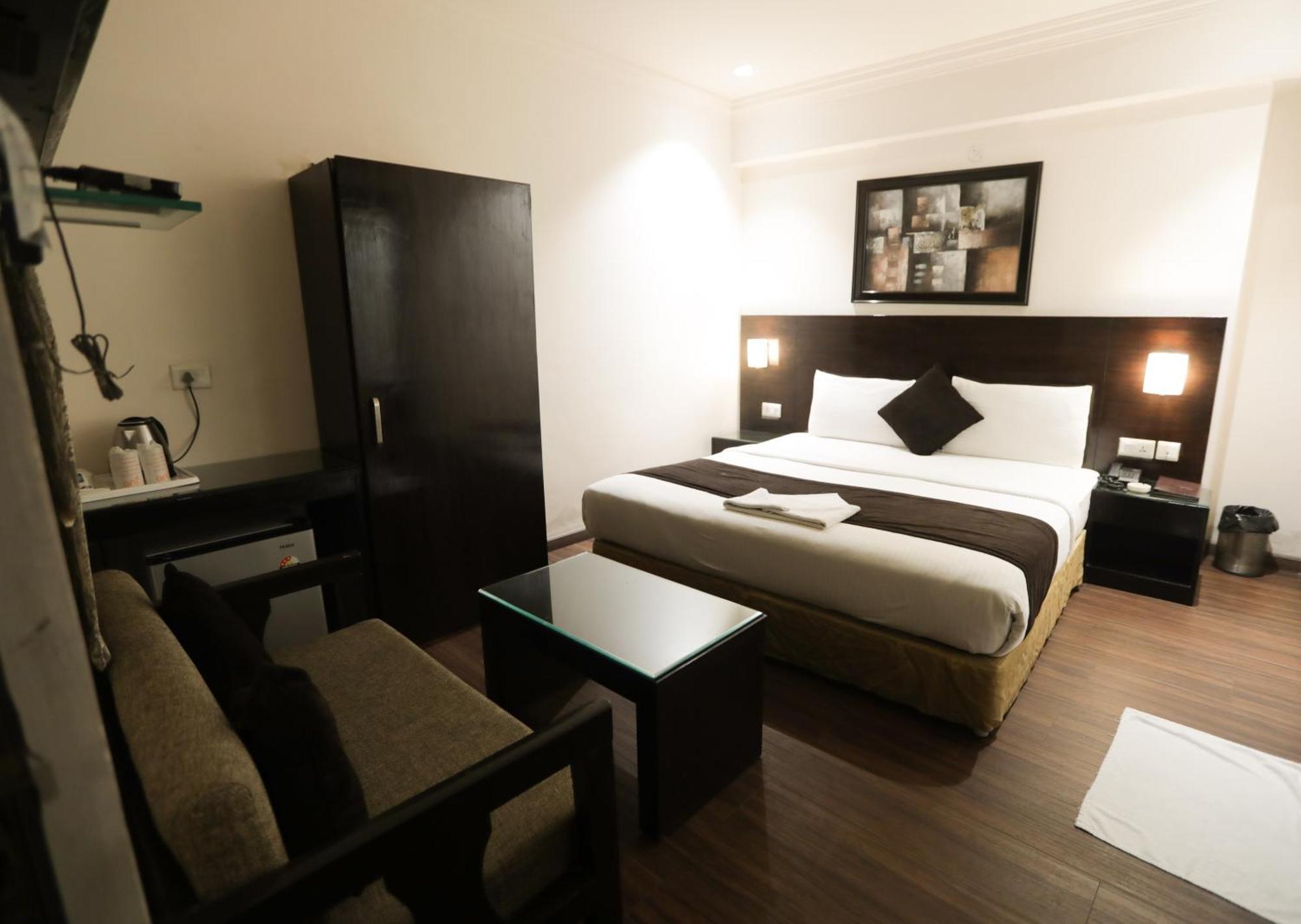 ANR Hotels Lucknow Buitenkant foto