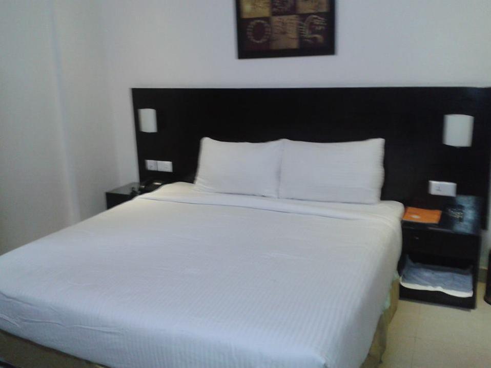 ANR Hotels Lucknow Buitenkant foto