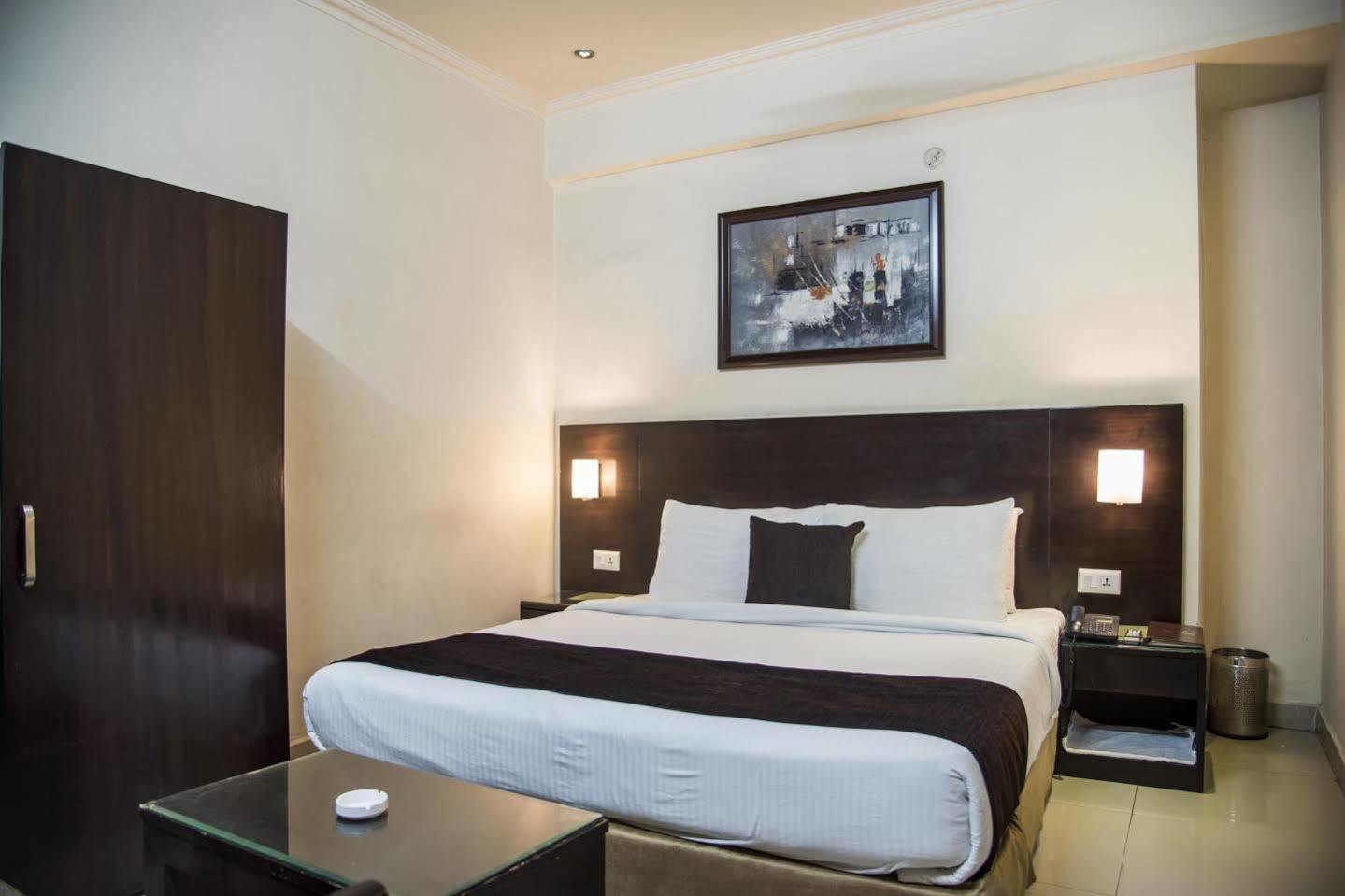ANR Hotels Lucknow Buitenkant foto