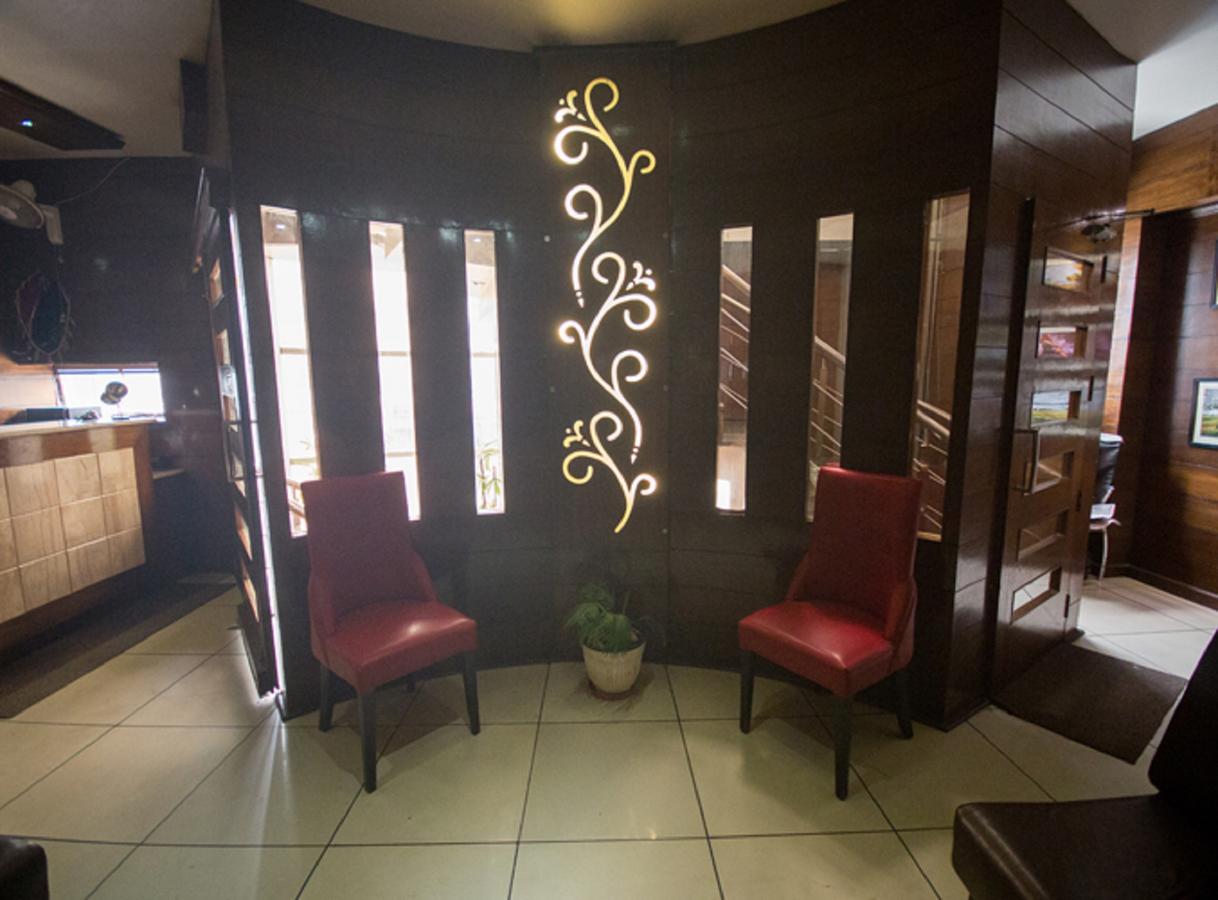 ANR Hotels Lucknow Buitenkant foto