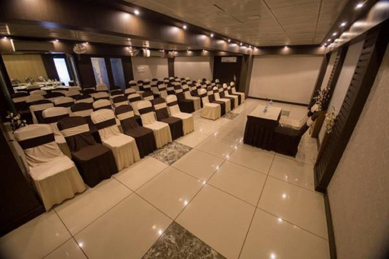 ANR Hotels Lucknow Buitenkant foto