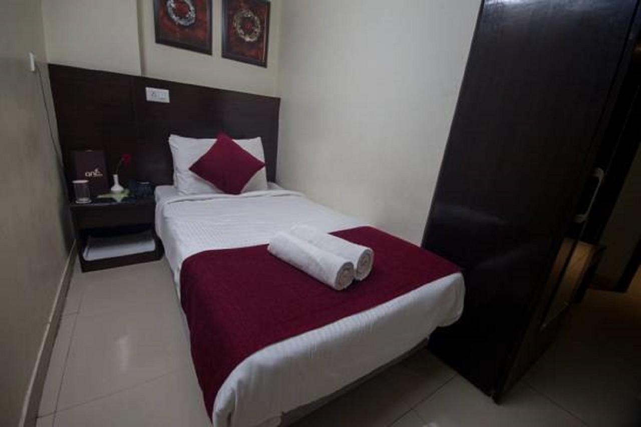 ANR Hotels Lucknow Buitenkant foto