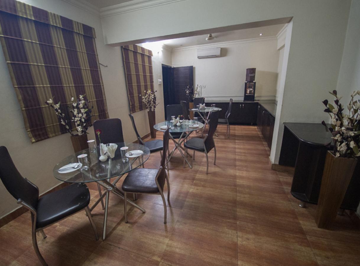ANR Hotels Lucknow Buitenkant foto