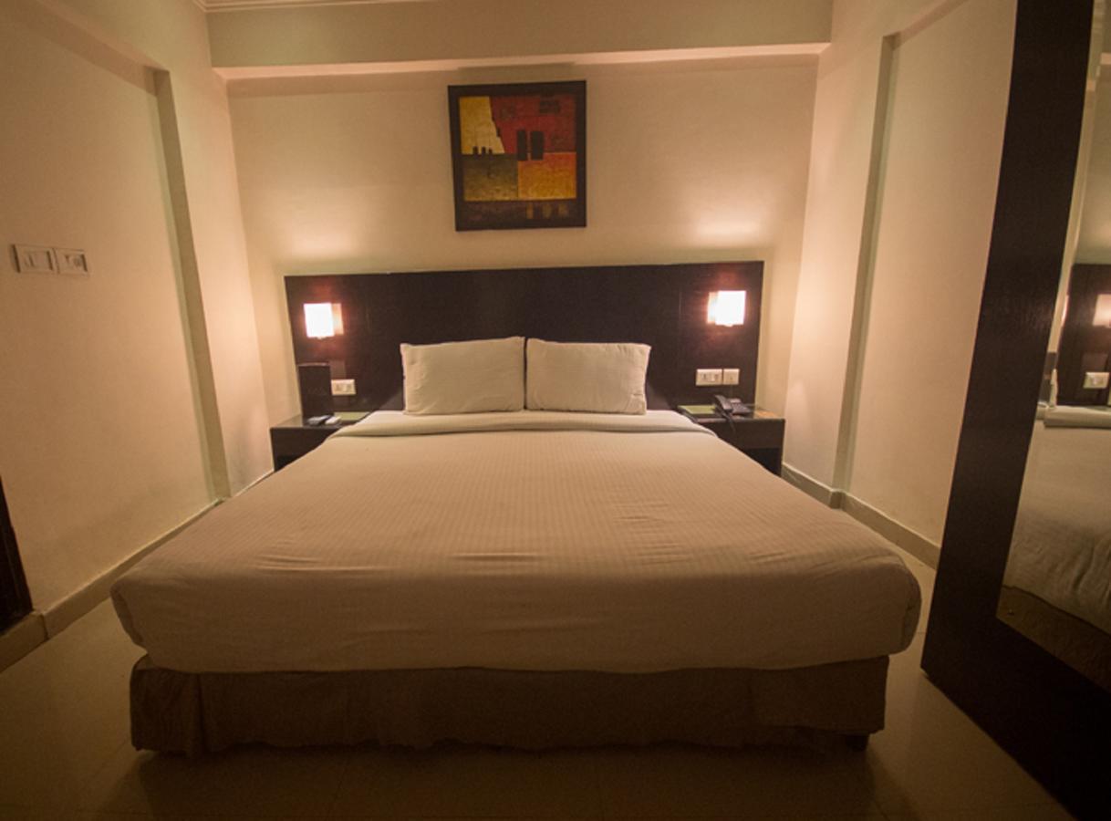 ANR Hotels Lucknow Buitenkant foto