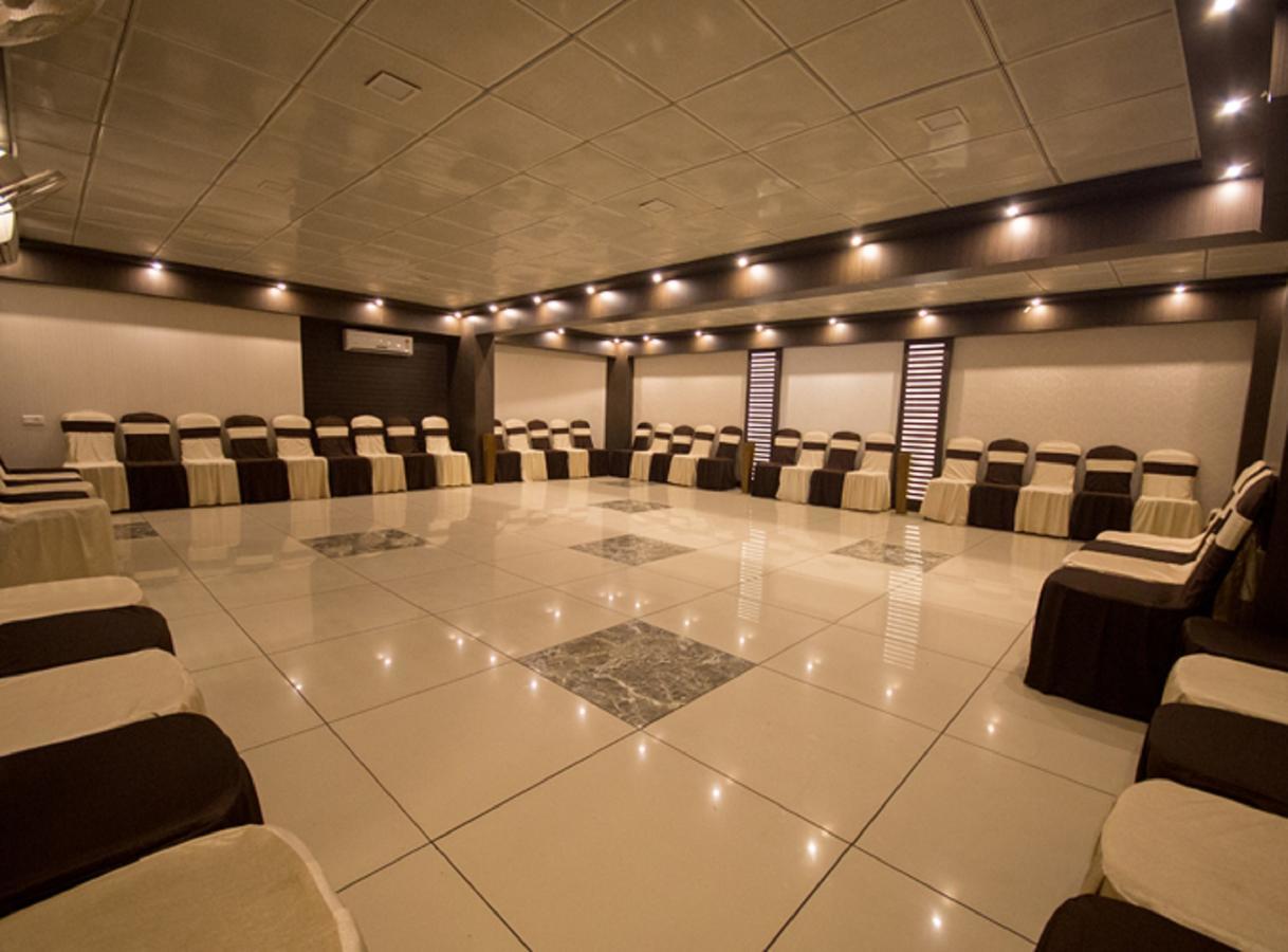ANR Hotels Lucknow Buitenkant foto