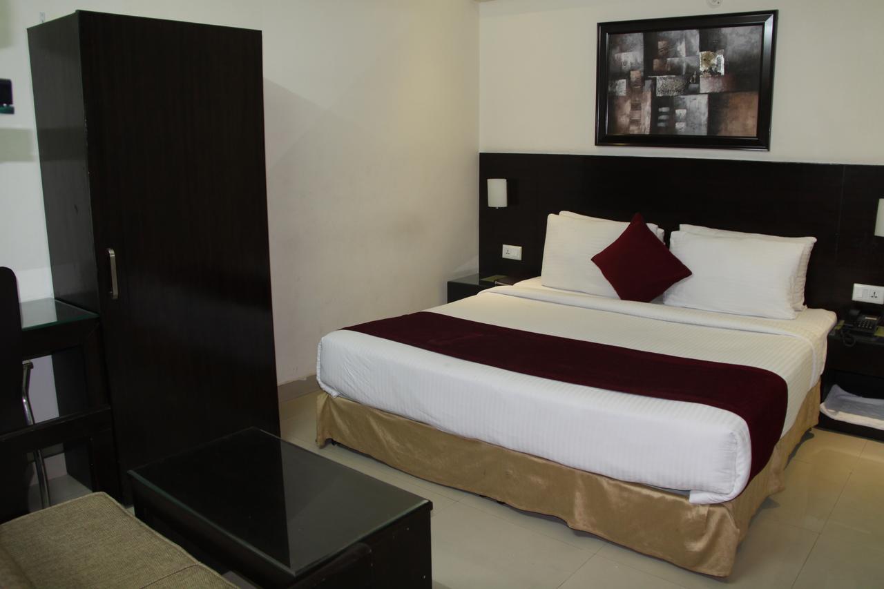 ANR Hotels Lucknow Buitenkant foto
